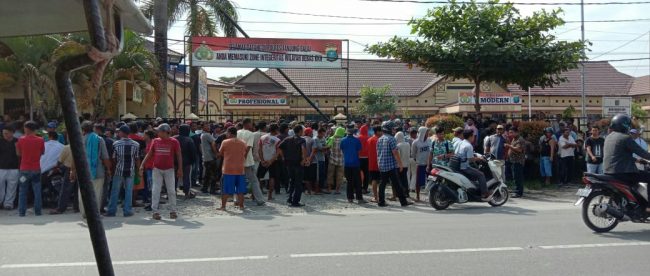 Ratusan nelayan tradisional lakukan aksi protes di depan Polres Tanjungbalai minta tindak tegas pukat trawl yang diduga merusak kapal nelayan tradisional (dok. KM)