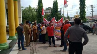 Karyawan PT Timur jaya protes tuntut pesangon di Gedung DPRD Kota Tanjungbalai, Senin 13/1/2020 (dok. KM)