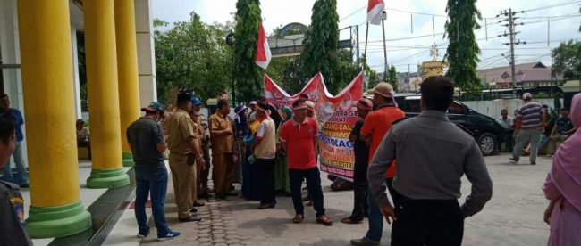 Karyawan PT Timur jaya protes tuntut pesangon di Gedung DPRD Kota Tanjungbalai, Senin 13/1/2020 (dok. KM)