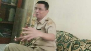 Camat Pamijahan memberikan klarifikasi terkait isu adanya setoran Kades ke dirinya, saat ditemui awak media di ruang kerjanya, Senin 13/1/2020 (dok. KM)