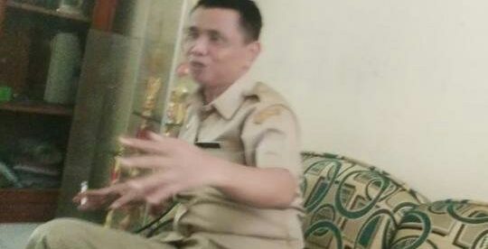 Camat Pamijahan memberikan klarifikasi terkait isu adanya setoran Kades ke dirinya, saat ditemui awak media di ruang kerjanya, Senin 13/1/2020 (dok. KM)