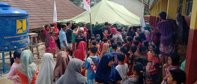 Posko dan dapur umum Pospera Kabupaten Bogor di lokasi Pengungsian Desa Harkat Jaya, Kecamatan Sukajaya, Kabupaten Bogor (dok. KM)