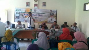 Kades Cijambe H. Didin Saepudin saat mimpin Rapat Musrenbangdes di gelar di gedung aula BPD Desa Cijambe Kecamatan Cijambe, Kabupaten Subang (dok. KM)