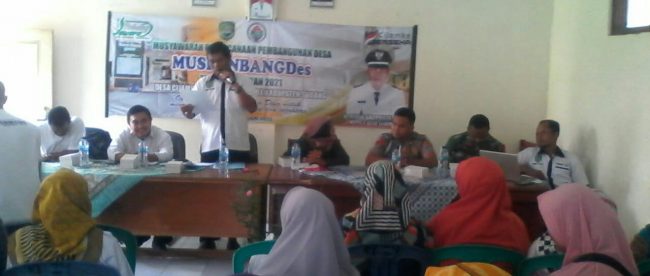 Kades Cijambe H. Didin Saepudin saat mimpin Rapat Musrenbangdes di gelar di gedung aula BPD Desa Cijambe Kecamatan Cijambe, Kabupaten Subang (dok. KM)