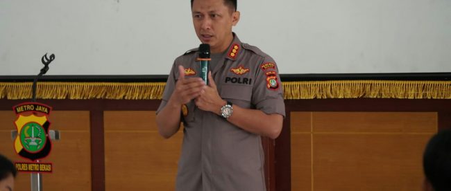 Kapolres Metro Bekasi, Kombes Pol. Hendra Gunawan memberikan sambutan kepada insan media dalam acara Coffee Morning di Gedung Promoter Mapolres. Cikarang Kabupaten Bekasi, Kamis 16/1/2020 (dok. KM)