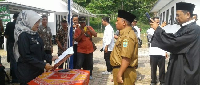 Camat Cibogo melantik Kades Cibalandong Jaya, Kamis 16/1/2020 (dok. KM)