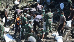 Aparat gabungan bergotong royong membersihkan Sungai Buntung, Sabtu, 18/1/2020 (dok. KM)