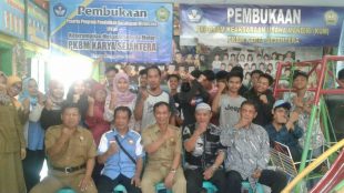 Ket foto Kabid PAUD DIKMAS, Maman Rochman fose bersama di PKBM Karya Sejahtera