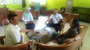 Ketua LSM GeRAK Amat Suhenda di SMAN 2 Subang Rabu 22/1/2020 (dok. KM)