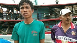 Pengusaha kapal KM Wingston yang tenggelam didampingi salah seorang ABK yang selamat (dok. KM)