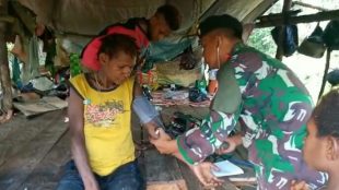 Anggota Satgas Raider 300 Memberikan Layanan Kesehatan Pada Warga (Istimewa)