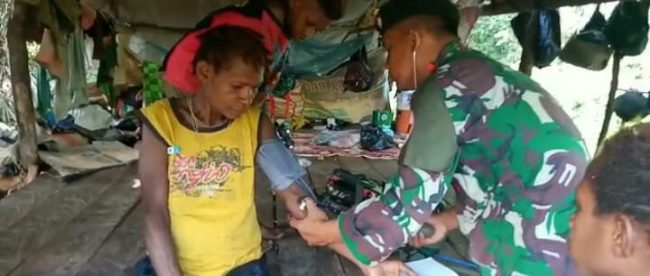 Anggota Satgas Raider 300 Memberikan Layanan Kesehatan Pada Warga (Istimewa)