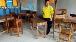 Kondisi meja dan bangku di SDN Gn Picung IV, Kecamatan Pamijahan (dok. KM)