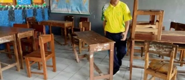 Kondisi meja dan bangku di SDN Gn Picung IV, Kecamatan Pamijahan (dok. KM)