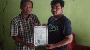 Ayah dan kakak dari Ariyanto (22), pria yang ditahan oleh Polresta Bogor Kota setelah dituduh memukul polisi saat demo 25 September 2019 (dok. KM)