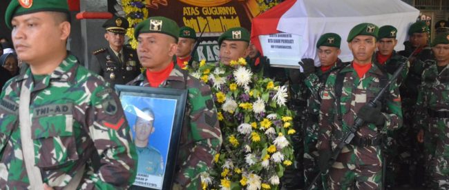 Danrem 071/ Wijayakusuma Kolonel Kav. Dani Wardhana memimpin Apel Persada pemberangkatan jenazah Almarhum Sertu (Anumerta) Dita Ilham Primojati di Desa Kemutug Kidul RT. 8 RW. 1 Baturaden, Banyumas pada Selasa 18/2/2020