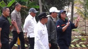 Presiden Joko Widodo didampingi sejumlah menteri di Sukajaya, Bogor, Senin 3/2/2020 (dok. KM)