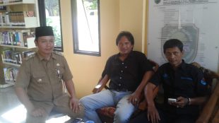 Kepala Desa Simpar H. Saepudin didampingi pendamping desa Agus Hasanudin (dok. KM)