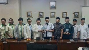 Rombongan Pemuda Katolik Komisariat Daerah Jawa Barat saat berkunjung ke pusat Ahmadiyah di Kemang, Kabupaten Bogor.