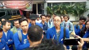 Aksi demo mahasiswa di kantor Kejari Cikarang, Kabupaten Bekasi, terkait Proyek SMPN 3 Karang Bahagia, Senin 10/2/2020 (dok. KM)