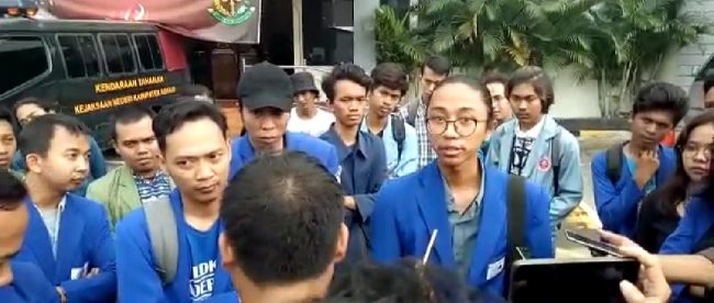 Aksi demo mahasiswa di kantor Kejari Cikarang, Kabupaten Bekasi, terkait Proyek SMPN 3 Karang Bahagia, Senin 10/2/2020 (dok. KM)