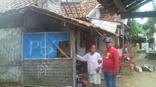 Kondisi rumah Suti (70) yang sudah sangat memprihatinkan (dok. KM)