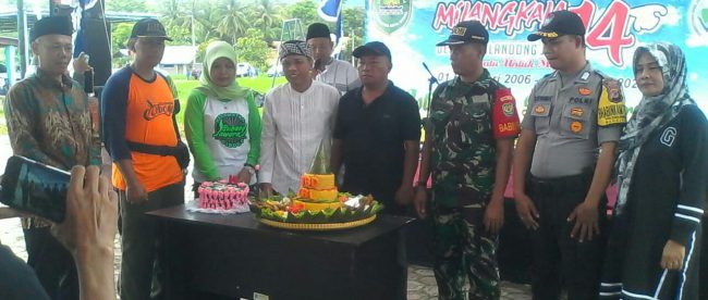 Milangkala Desa Cibalandong Jaya ke-14 dimeriahkan dengan gerak jalan santai serta potong tumpeng (dok. KM)