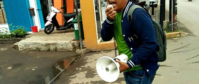 Aktivis Wawan Hermawan saat menggelar aksi demo di kantor Desa Sumber Jaya, Kabupaten Bekasi, Selasa 4/2/2020 (dok. KM)
