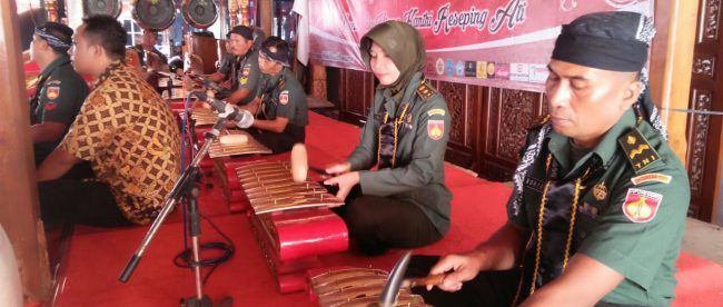 Penampilan Karawitan Korem 071/ Wijayakusuma yang dikomandani Kasipersrem Letkol Inf. Harton pada perlombaan yang digelar di Pendopo Wakil Bupati Banyumas, Purwokerto, Sabtu 8/2/2020 (dok. KM)