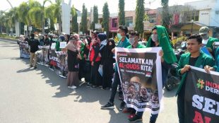 Para peserta aksi dari berbagai lembaga kepemudaan memberikan orasi di seputaran Tugu Kota Juang Bireuen, Sabtu 8/2/2020 (dok. KM)
