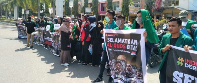 Para peserta aksi dari berbagai lembaga kepemudaan memberikan orasi di seputaran Tugu Kota Juang Bireuen, Sabtu 8/2/2020 (dok. KM)