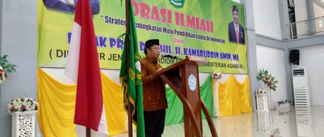 Direktur Jenderal Pendidikan Islam Negeri (Dirjen Pendis) Kemenag RI Prof. Kamaruddin Amin mengisi acara orasi ilmiah di aula laboratorium terpadu kampus IAIN Langsa, Jumat 14/2/2020 (dok. KM)