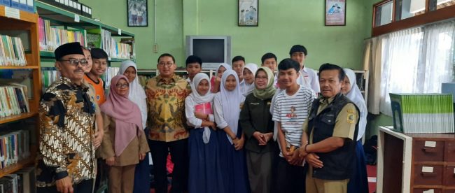 Fadli Zon bersama guru-guru dan kepala sekolah SMPN 1 Mega Mendung.