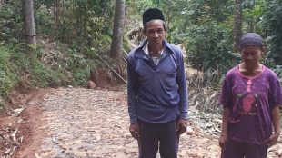 Rohmat, warga Kampung Pabangbon Baru, menuntut penyelesaian pengerasan jalan (dok. KM)