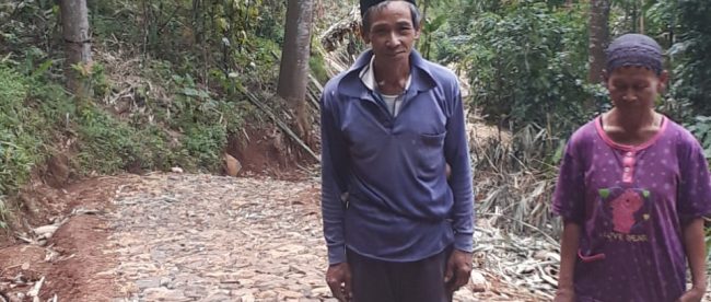 Rohmat, warga Kampung Pabangbon Baru, menuntut penyelesaian pengerasan jalan (dok. KM)