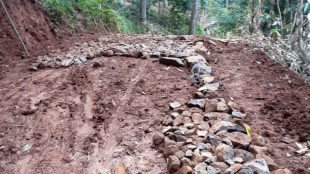 Kondisi terakhir Pengerasan Jalan Desa yang mangkrak di Pabangbon, Leuwiliang (dok. KM)