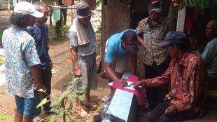 Warga Dusun Karangtanjung menandatangani petisi penolakan pembangunan BTS di wilayahnya, Kamis 5/3/2020 (dok. KM)