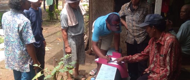 Warga Dusun Karangtanjung menandatangani petisi penolakan pembangunan BTS di wilayahnya, Kamis 5/3/2020 (dok. KM)