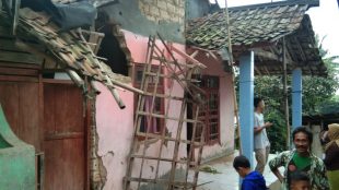 Dampak gempa bumi yang melanda Jawa Barat di Desa Purwabakti, Pamijahan, Bogor, Selasa sore 10/3/2020 (dok. KM)