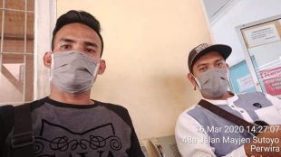 Dewan Pembina HIMPIPSOS Ade Willy (kiri) saat mendampingi pasien ODP virus corona di RSUD Tengku Mansyur Tanjungbalai, 16/3/2020 (dok. KM)