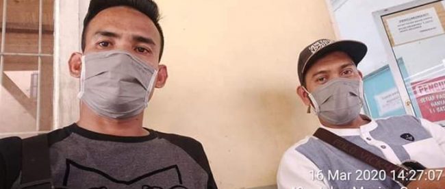 Dewan Pembina HIMPIPSOS Ade Willy (kiri) saat mendampingi pasien ODP virus corona di RSUD Tengku Mansyur Tanjungbalai, 16/3/2020 (dok. KM)