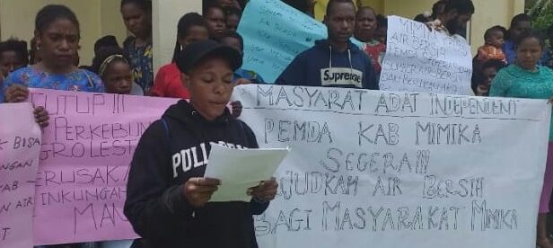 Puluhan pemuda dan masyarakat adat yang tergabung dalam Masyarakat Adat Independen (MAI) melaksanakan Aksi berbagi selebaran dan membacakan pernyataan sikap memperingati Hari Air Internasional, Minggu 22/3/2020 (dok. KM)