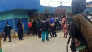 Dewan Perwakilan Rakyat Daerah (DPRD) Kabupaten Paniai mensosialisasikan bahaya virus covid-19 di distrik Paniai Timur, pusat Ibu kota Kabupaten Paniai, Minggu 29/3/2020 (dok. KM)