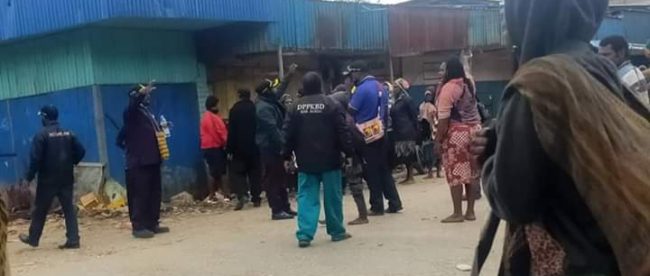 Dewan Perwakilan Rakyat Daerah (DPRD) Kabupaten Paniai mensosialisasikan bahaya virus covid-19 di distrik Paniai Timur, pusat Ibu kota Kabupaten Paniai, Minggu 29/3/2020 (dok. KM)