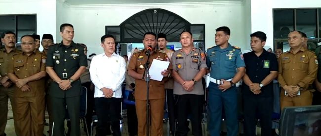 Wali Kota Tanjungbalai M. Syahrial beserta unsur FORKOPIMDA dan OPD saat menyampaikan pernyataan sikap Pemko Tanjungbalai terkait antisipasi dan kewaspadaan penyebaran COVID-19, Senin 16/3/2020 (dok. KM)