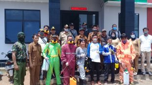 PK KNPI Parungpanjang dan Relawan Covid-19 mencegah penyebaran virus corona dengan menyemprotkan cairan disinfektan di seluruh Kecamatan Parungpanjang, Selasa 24/3/2020 (dok. KM)