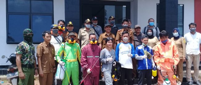PK KNPI Parungpanjang dan Relawan Covid-19 mencegah penyebaran virus corona dengan menyemprotkan cairan disinfektan di seluruh Kecamatan Parungpanjang, Selasa 24/3/2020 (dok. KM)