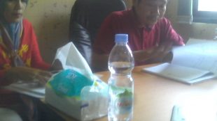 Kepala UPTD Puskesmas Pagaden Barat, Mahdi Kasman yang didampigi Kasubag TU Erni Sukaesih (dok. KM)