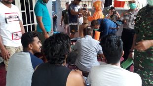 Aparat pemerintahan Kecamatan Tamansari saat pengecekan dan pemeriksaan WNA di wilayah Desa Sirnagalih, Rabu 25/3/2020 (dok. KM)