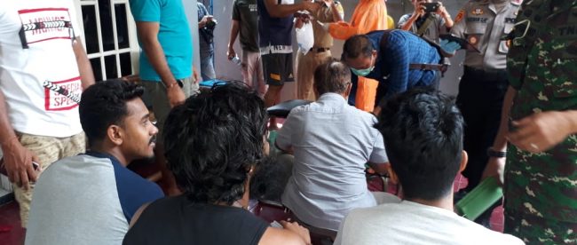 Aparat pemerintahan Kecamatan Tamansari saat pengecekan dan pemeriksaan WNA di wilayah Desa Sirnagalih, Rabu 25/3/2020 (dok. KM)